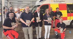 Trost-Teddy-Übergabe in der Rettungswache Preetz (v.l.): Dr.  Marcin Herz, Bastian Wohlan, Uwe Bartscher, Marco Hohenberg, Lions-Präsident Dr. Achim Niesel, Kerstin Hartstock, Mario Maaß, Silas Westphal und Felix Assmann.