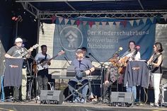 Die Band unMöglich 2.0 spielt auf.