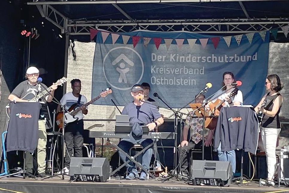 Die Band unMöglich 2.0 spielt auf.