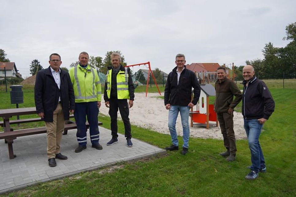 Bürgermeister Sebastian Rieke, Bauhof und Vertreter der Gemeindeverwaltung trafen sich mit Heinrich Mougin (2. v. re.), der die neue Fläche zur Verfügung gestellt hat.