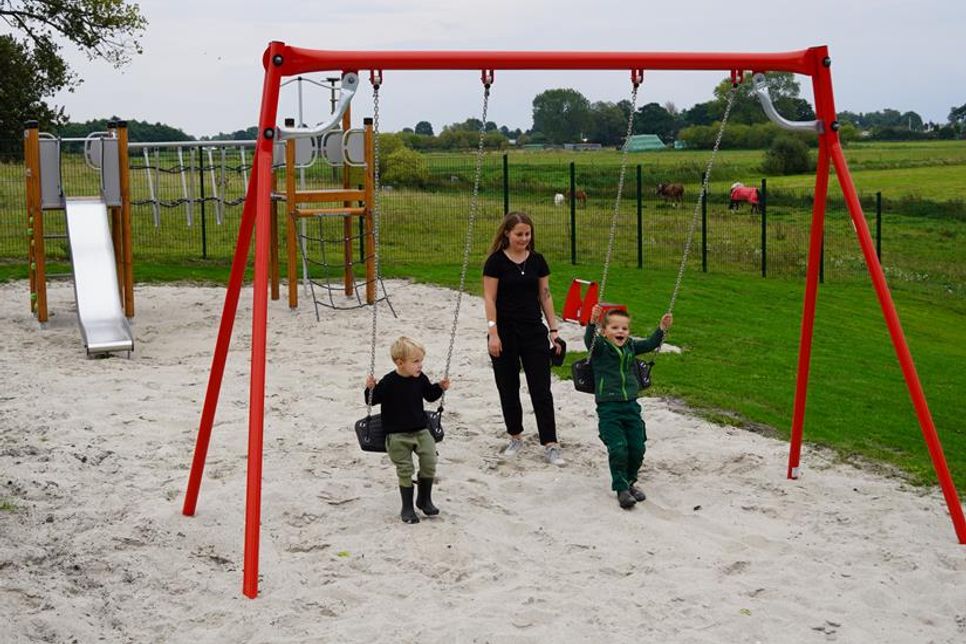 Unmittelbar nach der Eröffnung vergnügten sich die ersten „Spielplatz-Tester“ an den Geräten.