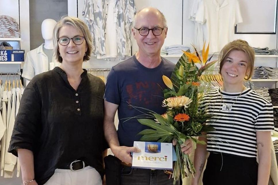 Neustadt. Am 15. Mai feierte Björn Ludewigs sein 25-jähriges Dienstjubiläum bei eska. Er ist bekannt als der stets freundliche „Mann mit dem Besen“. Als einer der ersten im Haus sorgt er jeden Morgen für Sauberkeit und stellt den Nachschub hinter den Kulissen sicher. Die Kolleginnen und Kollegen schätzen seine langjährige Treue und sein Engagement. Im Namen der Geschäftsleitung bedankten sich Mona Wiechmann und Kirsten Köhn bei ihm für seinen unermüdlichen Einsatz. (red)