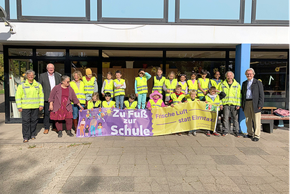 Von links: Frau Strauch (Verkehrswacht Ostholstein Nord) Karsten Prokoph (Stadtbürger-Stiftung Oldenburg i.H.), Frau Böllnitz (Schulleiterin), Frau Fließbach (Klassenlehrerin), Erstklässler/innen, Herr Strauch (Verkehrswacht Ostholstein Nord), Klaus Dörnen (Stadtbürger-Stiftung Oldenburg i.H.).