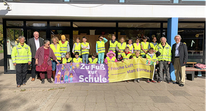 Von links: Frau Strauch (Verkehrswacht Ostholstein Nord) Karsten Prokoph (Stadtbürger-Stiftung Oldenburg i.H.), Frau Böllnitz (Schulleiterin), Frau Fließbach (Klassenlehrerin), Erstklässler/innen, Herr Strauch (Verkehrswacht Ostholstein Nord), Klaus Dörnen (Stadtbürger-Stiftung Oldenburg i.H.).