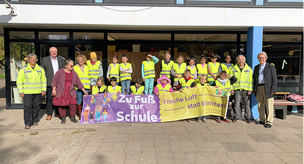 Von links: Frau Strauch (Verkehrswacht Ostholstein Nord) Karsten Prokoph (Stadtbürger-Stiftung Oldenburg i.H.), Frau Böllnitz (Schulleiterin), Frau Fließbach (Klassenlehrerin), Erstklässler/innen, Herr Strauch (Verkehrswacht Ostholstein Nord), Klaus Dörnen (Stadtbürger-Stiftung Oldenburg i.H.).