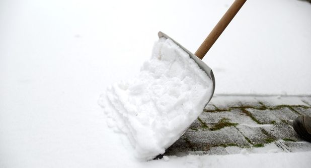 Wer früh räumt und auf salzfreie Streumittel setzt, sorgt für sichere Gehwege, schützt Umwelt und Bauwerke und vermeidet unnötige Kosten. Klimafreundlicher Winterdienst beginnt direkt vor der eigenen Haustür.