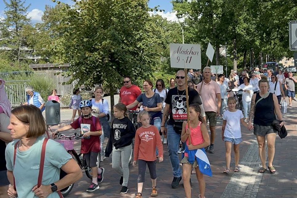 Das Kindervogelschießen beginnt mit einem bunten Festumzug durchs Dorf.