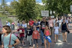 Das Kindervogelschießen beginnt mit einem bunten Festumzug durchs Dorf.
