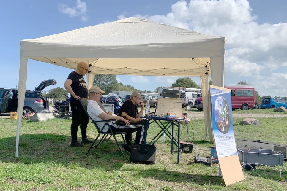 Mit vergleichsweise geringem Aufwand können Funkamateure Kontakt in alle Welt aufnehmen.