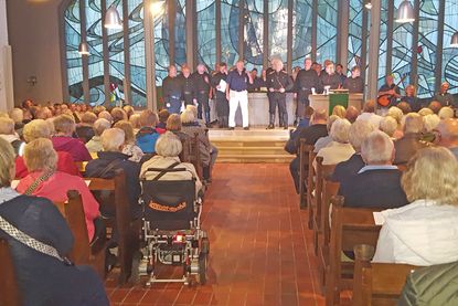 Die Kirche war bis auf den letzten Platz besetzt.