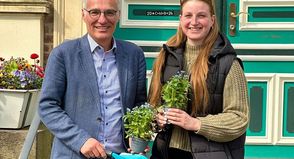 Der Preetzer Bürgermeister Tim Brockmann ruft gemeinsam mit Initiatorin Julia Paul von der Alzheimer Gesellschaft zum Mitmachen auf.