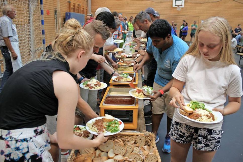 Mit Nudel und Salat stärkten sich Athleten und Betreuer am Vorabend des Wettkampfs.