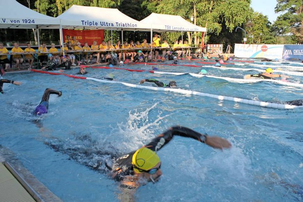Pünktlich um 7 Uhr startete am gestrigen Freitag die Weltmeisterschaft im Lensahner Waldschwimmbad.