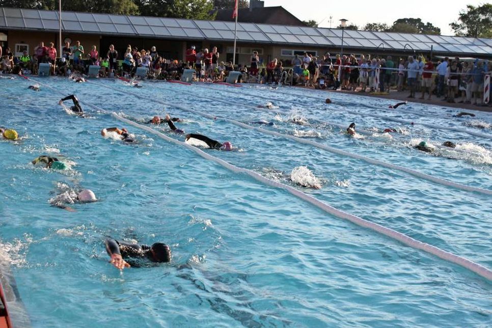 Der Pole Robert Karas, Weltrekordhalter im Double-Ironman, stieg nach 02:41:19 Stunden als Erster aus dem Wasser.