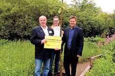 Dr. Felix Benary (links), Meike Piechotta und Umweltminister Dr. Robert Habeck bei der Preisverleihung.