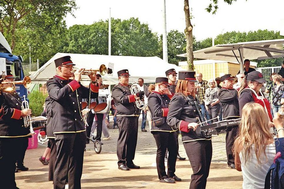 Neben der Lübecker Jugend Brassband ist auch wieder der Pansdorfer Spielmannszug am Samstag mit dabei und lädt um 15.30 Uhr zu einem Platzkonzert ein. (Fotos: Veranstalter)