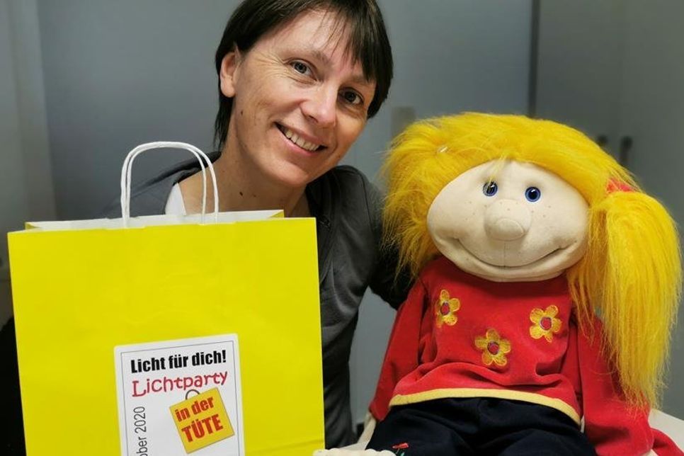 Petra Sander (Leiterin des Kindergottesdienstes) mit der Handpuppe Jule.