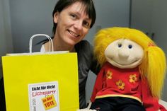 Petra Sander (Leiterin des Kindergottesdienstes) mit der Handpuppe Jule.