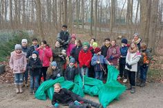 Hoch motiviert leisteten die Grundschüler einen kleinen Beitrag für eine saubere Umwelt.