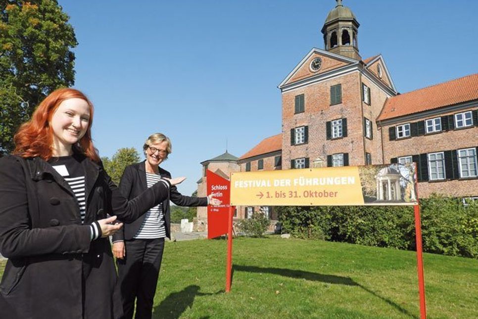 Volontärin Miriam Cordsen und Brigitta Herrmann (Geschäftsführender Vorstand der Schlossstiftung) laden ein zum einmonatigen Festival der Führungen.