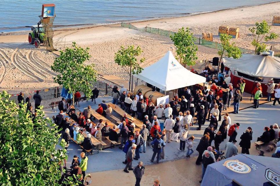 Traditionell findet das Vogelschießen am Strand statt.