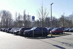 Auf den Großparkplätzen der Gemeinde Timmendorfer Strand, wie hier auf dem hinteren Teil des Edeka-Parkplatzes in Niendorf, wird das Parken ab 1. Juni kostenpflichtig.