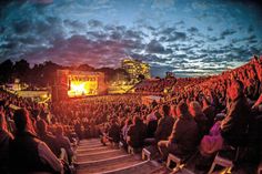 "stars at the beach": Eine mit 4.000 Menschen ausverkaufte "Strand-Arena" beim Konzert von Andreas Bourani am Sonntagabend in Timmendorfer Strand. (Foto: Olaf Malzahn/hfr)