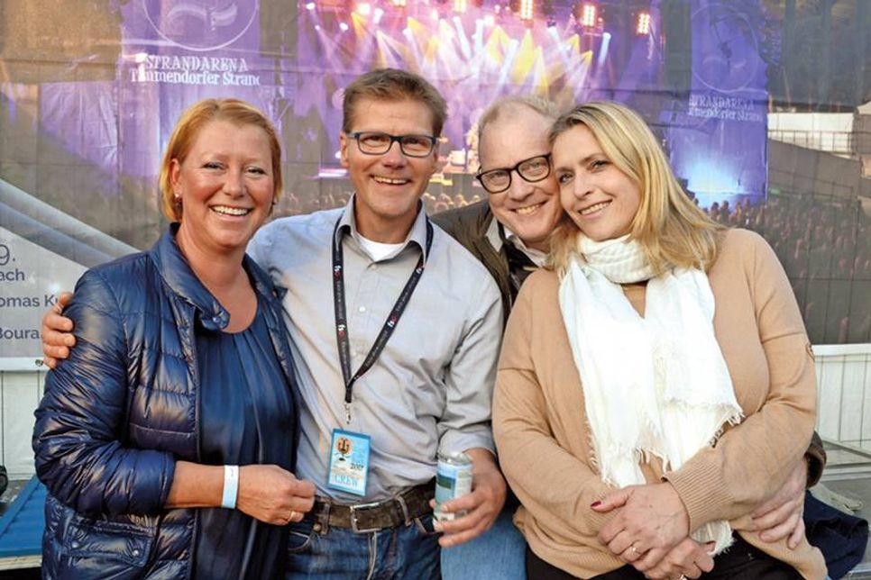 Super-Stimmung: Auch „Mr. Beachvolleyball“ Frank Mackerodt (2.v.re.), hier mit Frau und Tourismuschef Joachim Nitz mit Partnerin Nicole, besuchte „stars at the beach“ am Sonntagabend und erlebte „seine“ Beach-Volleyball-Arena mal ganz anders. (Foto: René Kleinschmidt)