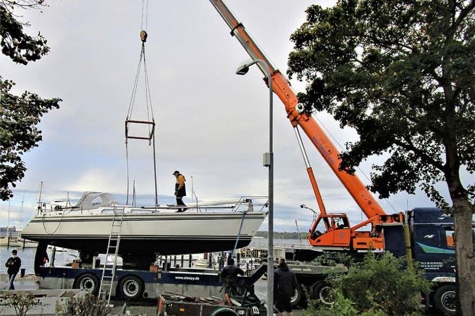 Kranen zum Ende der Segelsaison. Jetzt werden die Boote eingemottet.