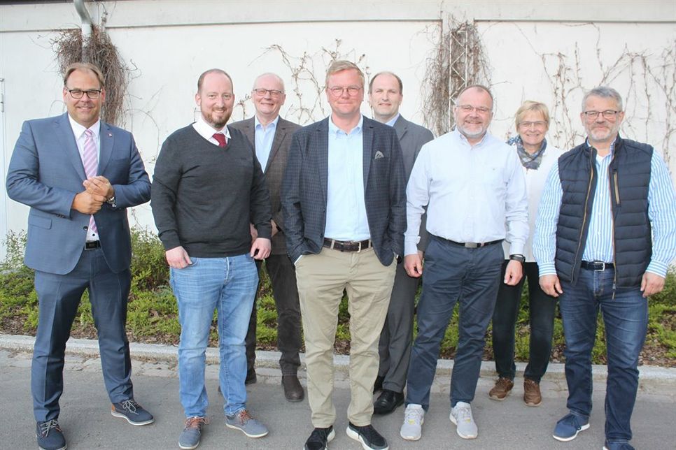 Bürgermeister Mirko Spieckermann mit dem Vorstand des Neustädter Gewerbevereins: Beisitzer Benjamin Haase, Beisitzer Harald Wiese, 1. Vorsitzender Sven Muchow, Kassenwart Timo Schöning, 2. Vorsitzender Holger Werner, Beisitzerin Susanne Bimberg-Nittritz und Schriftwart Jürgen Mohr.