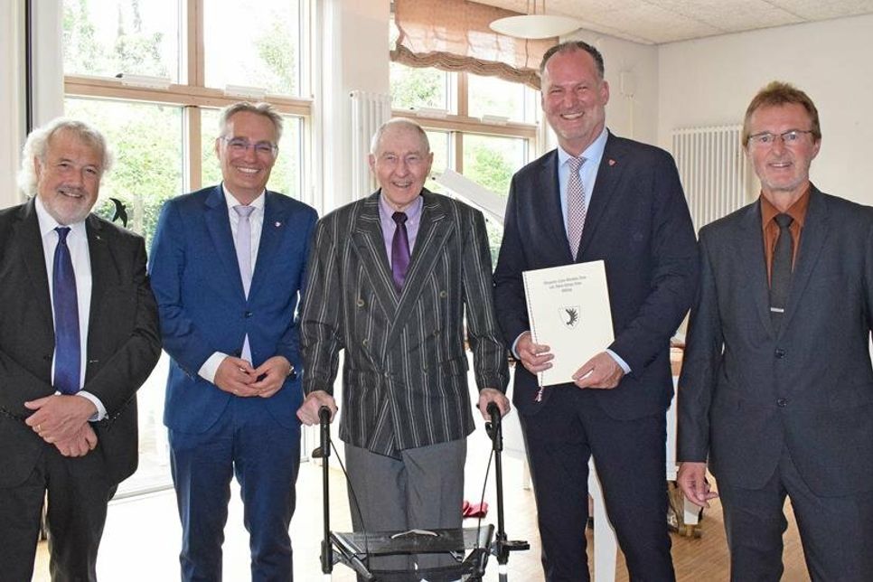 Björn Demmin (2.v.r.) wurde als ehemaliger Vorsitzender des Stiftungsvorstandes von Erich Faehling (li.) und Dieter Ehlers (re.) sowie Stiftungsgründer Hans Jürgen Ruta (Mitte) feierlich verabschiedet.