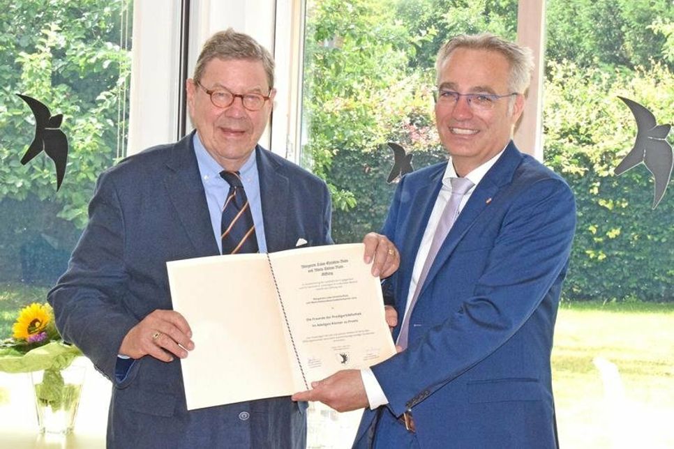 Als Vertreter des Vereins Freunde der Predigerbibliothek nahm Christian Stocks (li.) die Auszeichnung mit dem Ruta-Preis von Tim Brockmann entgegen, dem neuen Vorsitzenden des Stiftungsvorstandes.