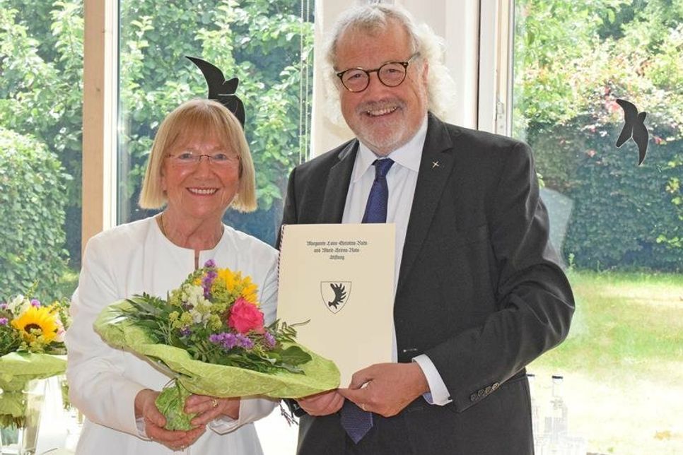 Erich Faehling ehrte die zweite diesjährige Preisträgerin, Gabriele Göschel, stellvertretend für den gesamten Kreis der Musikfreunde Preetz.