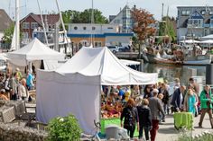 "Wir sind wieder sehr zufrieden mit dieser Mischung von Künstlern und Kunsthandwerkern, die wir hier am Niendorfer Hafen zusammen haben", so die Veranstalterin Ingrid Berkau vom Gut Görtz aus Ostholstein.