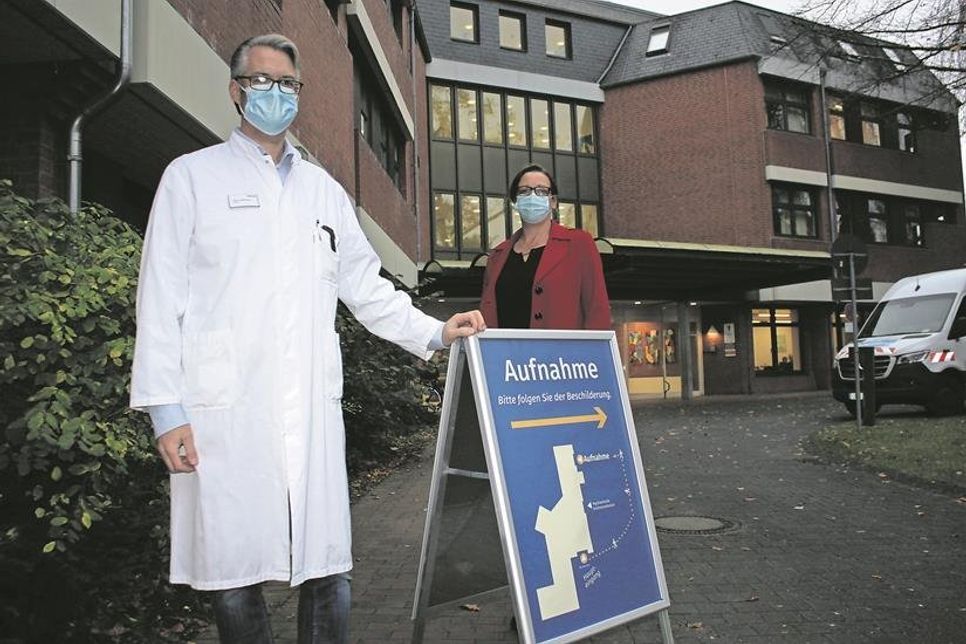 Raten allen Menschen, bei Problemen oder Beschwerden auch in Corona-Zeiten die Klinik aufzusuchen: Chefarzt Dr. Daniel Meinecke und Pflegedienstleitung Susanne Hass.