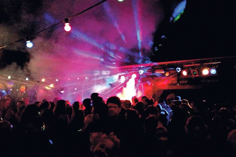Um Mitternacht startet die spektakuläre Lasershow. (Foto: VA)