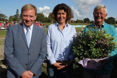 25 Jahre lang hat „Macher“ Fritz Schwardt (re.), zusammen mit Fritz Schwoon, den Hubertusausritt vortrefflich vorbereitet und durchgeführt. Jetzt gibt er die Organisation in jüngere Hände. Es gratulierten Bürgermeisterin Nicole Kohlert und von der Reiterinsel Fehmarn, der Bundestagsabgeordnete Ingo Gädechens.