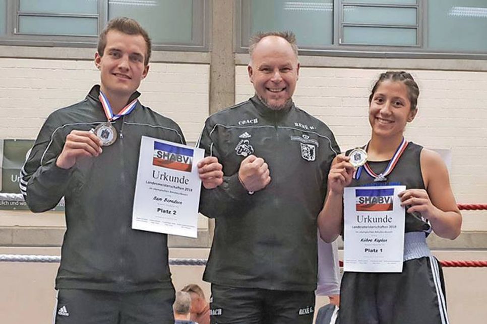 (V. l.) Sam Berndsen (Vize-Meister), Cheftrainer René Küpper, Landesmeisterin Kübra Kaplan.