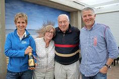 Touristikleiterin Ulrike Dallmann mit Hilde und Horst Redeker sowie Vermieter Axel Kramer (v. lks.).