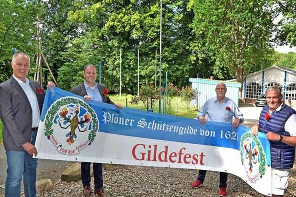 Ältermann Stefan Meyer, Gildeschreiber Torben Martens, Gildekönig Heinz Langfeldt und Gildemajor Michael Kröger kündigen ein Fest nach altem Format an.