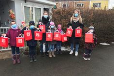 Ein guter Start in den Kindergartenalltag: Amelie Kaffka, Raik Hafermalz (beide Hort am Wasserturm), Tanja Hafermalz (Vorstand Die Wassergeister), Tira Hafermalz (Hort am Wasserturm) Lotta Kaffka (Kindergarten Schatzinsel), Sophia Lamp (Erzieherin im Wasserturm Kindergarten) (v. lks.) freuen sich über die zahlreichen Motivationstüten, die Pauline Albrecht (re.) gebastelt hatte.