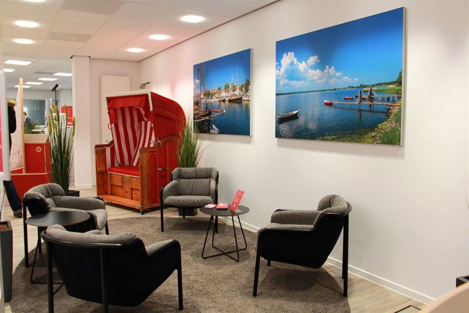 Einladend: der Wartebereich im maritimen Loungestil.