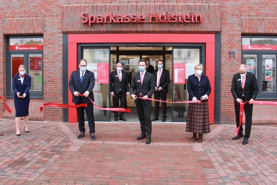 Zerschnitten gemeinsam das Band: (v. lks.) Regionalleiterin Privatkunden Sandra Wehrend, Bürgermeister Mirko Spieckermann, Filialleiter Klaus Lademann, Gewerbevereinsvorsitzende Susanne Bimberg-Nittritz und Sparkassen-Vorstandsvorsitzender Thomas Piehl. Im Hintergrund Joachim Wallmeroth (Vorstandsvize), Michael Ringelhann (Vorstandsmitglied) und Sören Westphal (Regionalleiter Mittelstand).