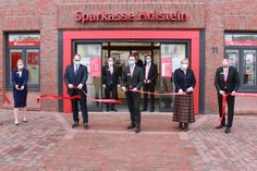 Zerschnitten gemeinsam das Band: (v. lks.) Regionalleiterin Privatkunden Sandra Wehrend, Bürgermeister Mirko Spieckermann, Filialleiter Klaus Lademann, Gewerbevereinsvorsitzende Susanne Bimberg-Nittritz und Sparkassen-Vorstandsvorsitzender Thomas Piehl. Im Hintergrund Joachim Wallmeroth (Vorstandsvize), Michael Ringelhann (Vorstandsmitglied) und Sören Westphal (Regionalleiter Mittelstand).