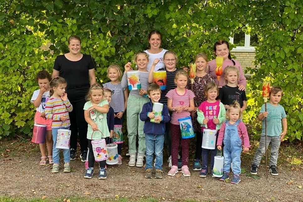 Die Beschendorfer Kinder sind bereit für den Laternenumzug.