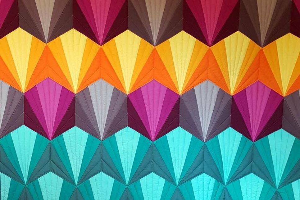 Marita Bahr zeigt in ihrer Ausstellung die Entwicklung der Gestaltung von hauptsächlich traditionellen Motiven und Elementen hin zu freien und modernen Ansichten.