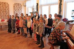 Zusammen mit Christel Duncker am Klavier (re.) sorgten die Grundschüler für Weihnachtsstimmung.