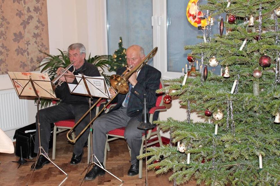 Weihnachtliche Klänge von Trompete und Posaune.