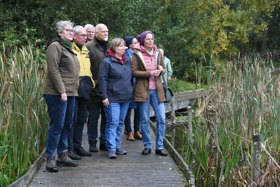 Umweltstaatssekretärin Katja Günther, Pastor Dr. Arnd Heling, (im Hintergrund Rudi Hoffmann vom Kirchengemeinderat), Präses Dr. Peter Wendt, Angela Hüttmann (stv. Bürgermeisterin Schönwalde), Dr. Katrin Romahn.