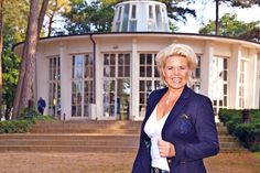 Nicole Mühle freut sich auf ihr „best of“-Konzert in der Trinkkurhalle anlässlich ihres 20-jährigen Bühnenjubiläums. (Foto: René Kleinschmidt)